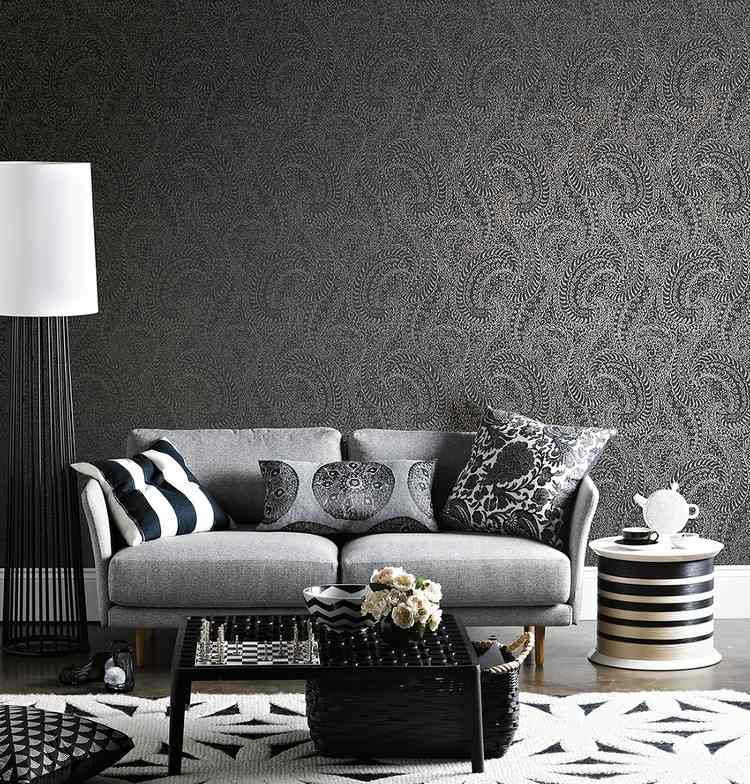 tapeter-svart-vardagsrum-paisley-motiv-grå-soffa-vit-matta