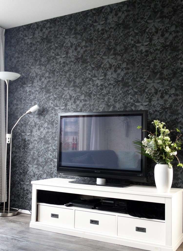 tapeter-svart-vardagsrum-blommor-vit-tv-lowboard-humör-BN-väggbeklädnader
