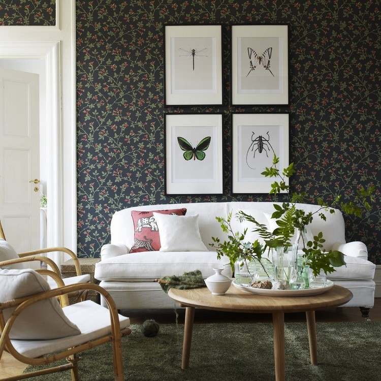 tapeter-svart-vardagsrum-ros-höft-motiv-vit-soffa-fjärilar-väggmålningar
