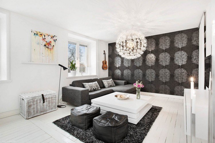 Tapeter i svart vardagsrum-silver-träd-motiv-svart-vit-inredning