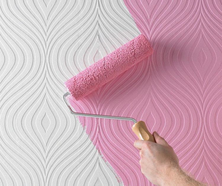 Måla över tapeter: flis-mönster-vit-färg-rulle-hand-måla-över-rosa