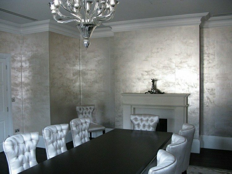 Tapet-målning-metall-silver-matplats-vardagsrum-ljuskrona-bord-stolar-läder-öppen spis-dekoration