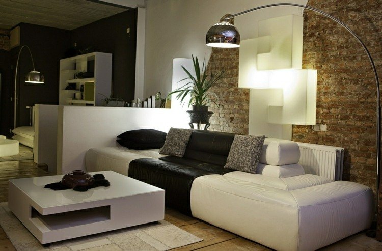 tapet-målning-vardagsrum-soffa-vitt-svart-läder-soffbord-spegel-golvlampa