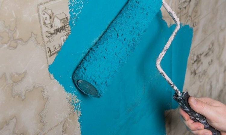 tapet-målning-över-applicering-färg-rulle-blå-mönster-tapet-slät-papper-man-hand-målning-över-målning
