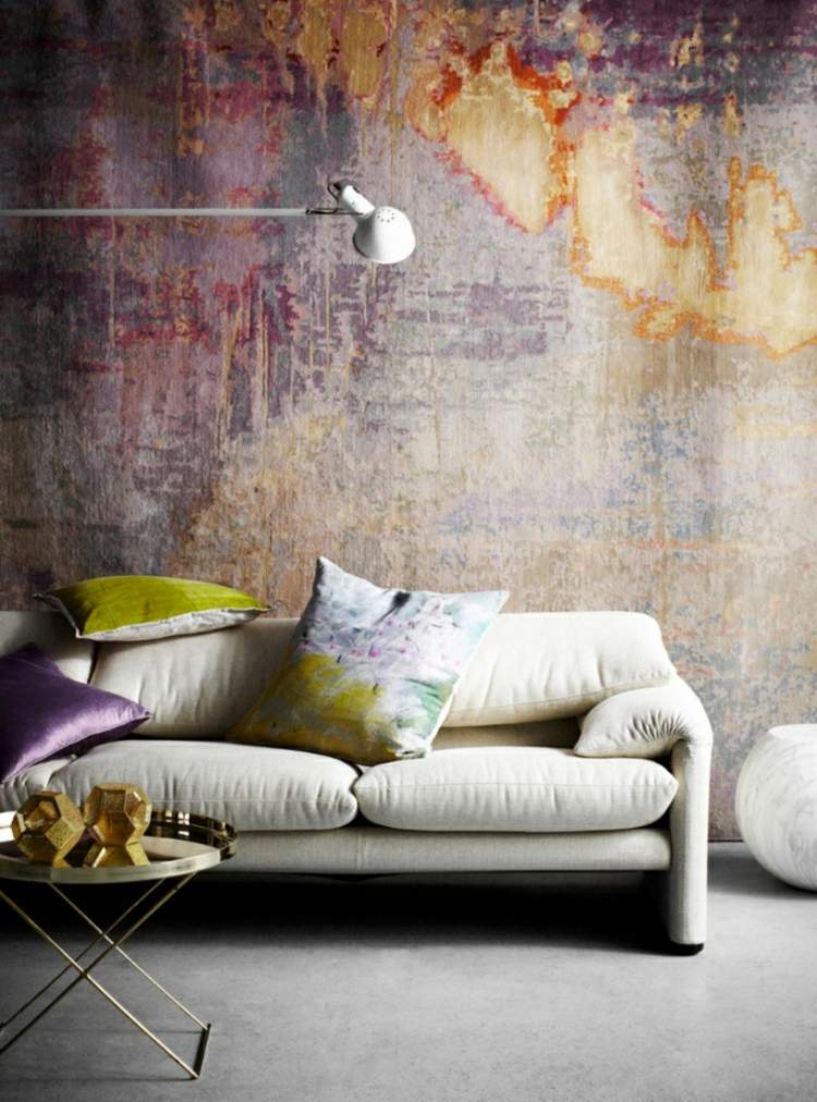 Tapeter-måla-över-vardagsrum-soffa-tyg-omslag-sidobord-kasta kuddar-golvlampa-väggdekoration