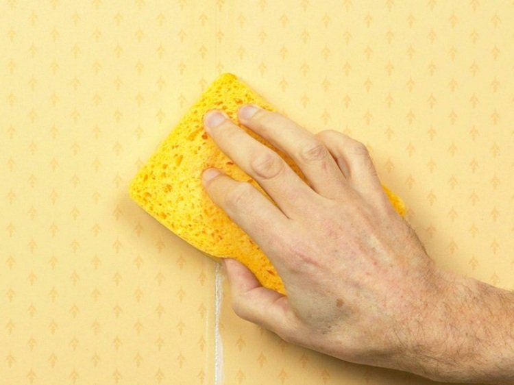 tapet-målning-förbereder-rengöring-damm-bort-svamp-gul-mönstrad-hand-man