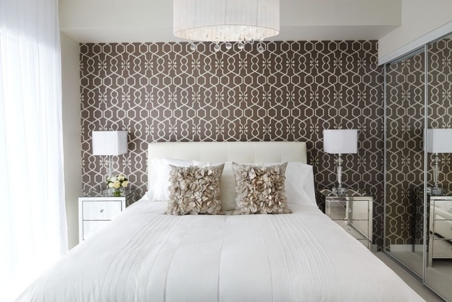 tapet sovrum mönster vit brun deco kudde design idéer