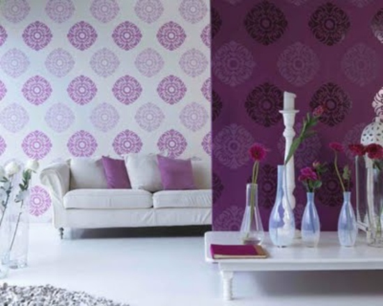 modernt vardagsrum-vitt-läder-soffa-lila-tapeter