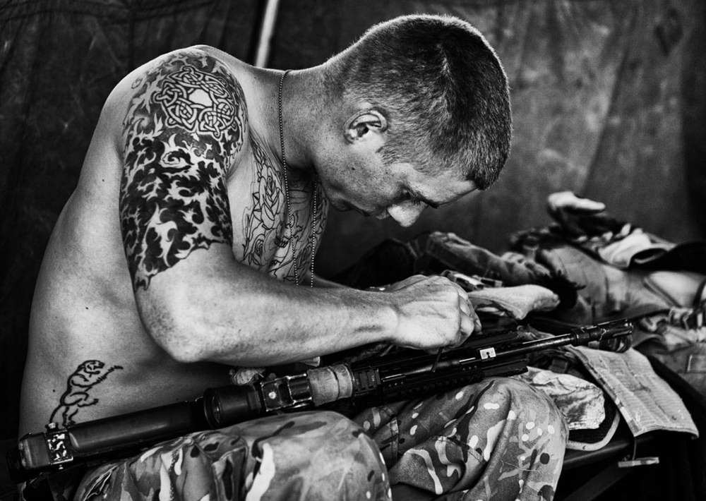 militär soldat med tatuerad överarm och vapengevär