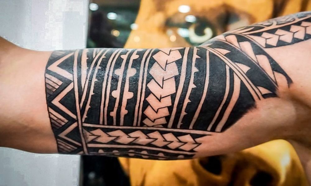 svart tribal tatuering tribal tatueringar på en mans biceps