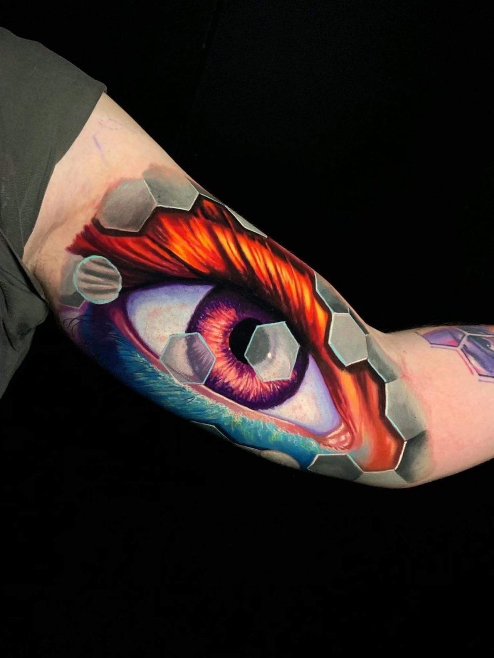 bläck och bläckfärg på biceps -tatueringssymbol med öga