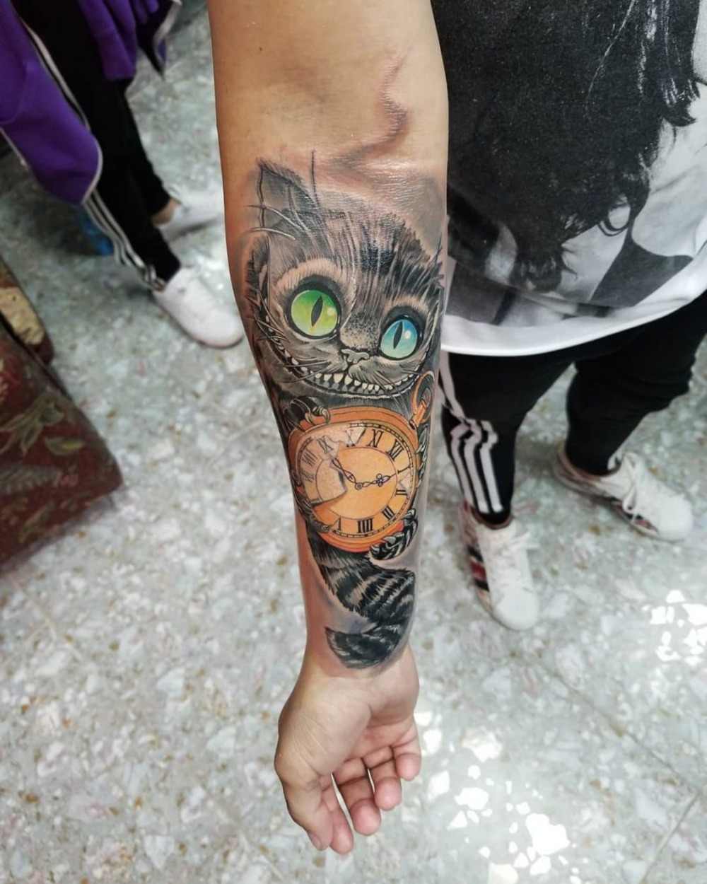 alice in wonderland tattoo cheshire katt tatuering med klocka och färg