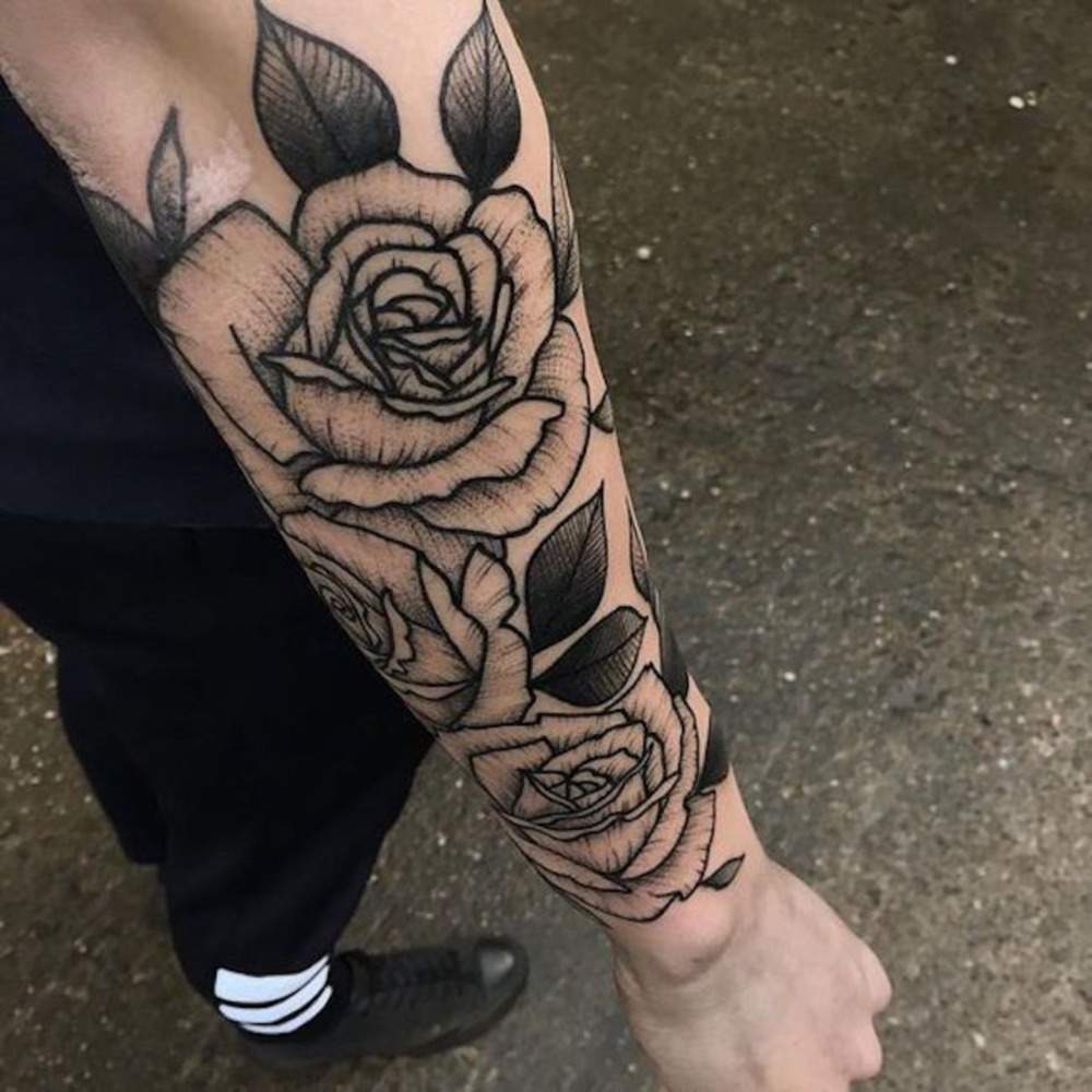 manliga känsliga tatueringsmotiv med ros på armen