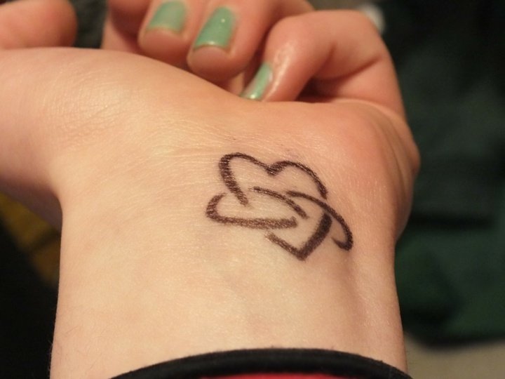 Handleds-tatuering-hjärta-bilder-mönster-idéer-kvinnor