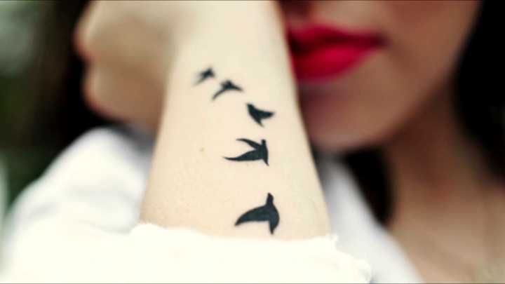 Handleds-tatuering-idéer-bilder-kvinnor-fåglar