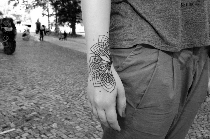 Handleds-tatuering-idéer-Maori-kvinnor-öm
