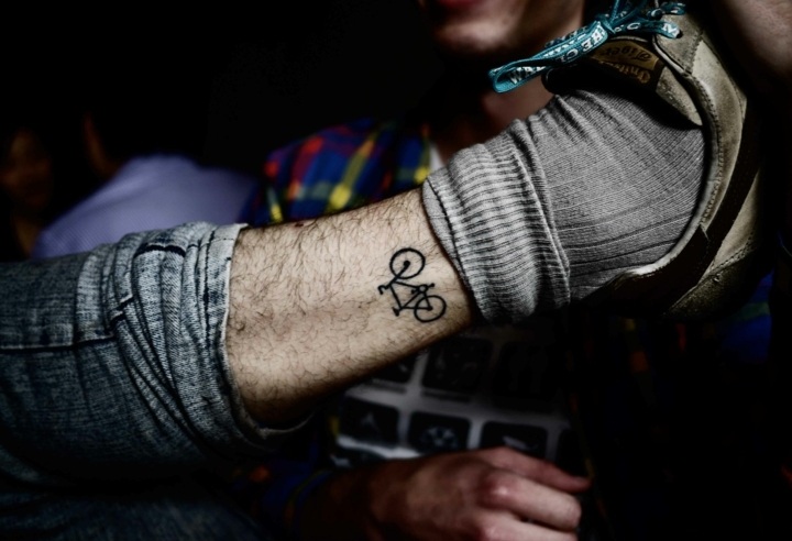 Handleds-tatuering-design-män-cykel-idéer-exempel
