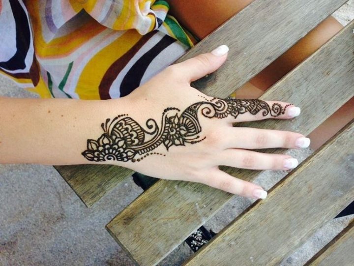 Tatuering-handled-idéer-bilder-kvinnor-henna-stil