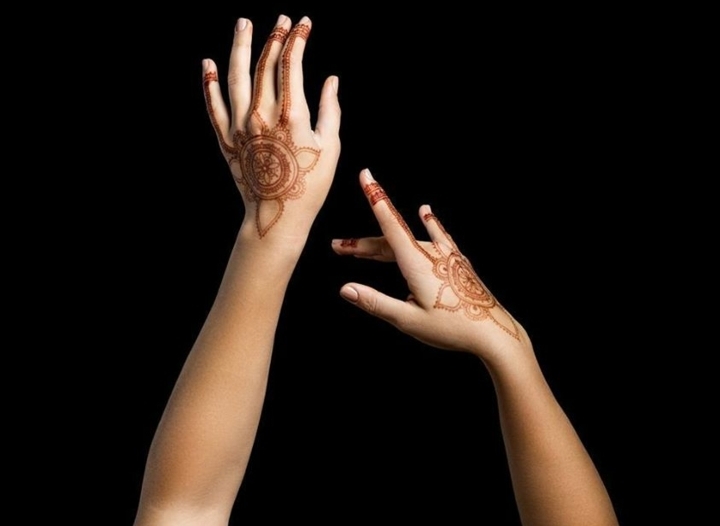 Tatuering handleden brun henna designer idéer