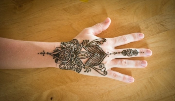 Tatuering-handled-idéer-exempel-henna-kvinnor