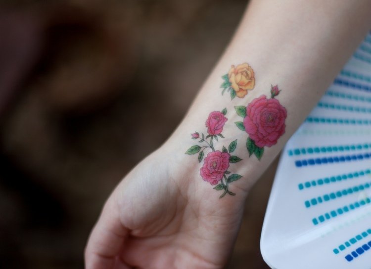 Tatuering på handleden inuti-blomma-ros-motiv