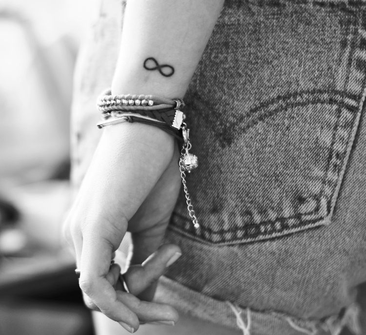 tatuering-handled-utanför-oändlighet-tecken-kvinna