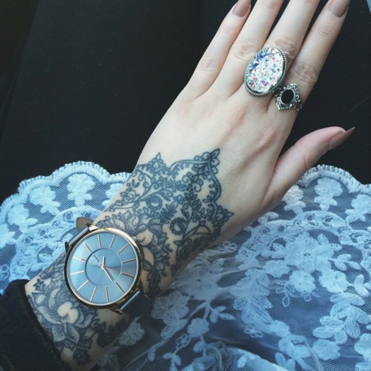 tatuering-handled-utsida-blomma-armband-vänsterhand