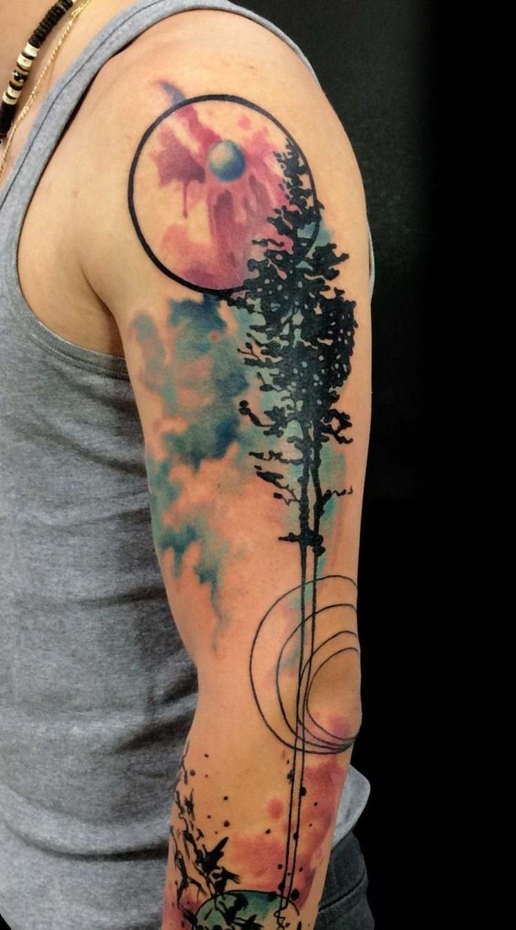 tatuering-på-överarmen-akvarell-effekt-abstrakt-färger-underarm-armbåge