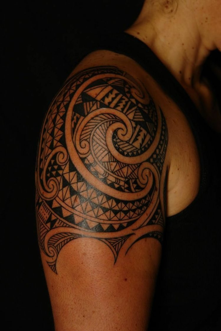 tatuering-på-överarm-tribal-män-axel-polynesisk-maori