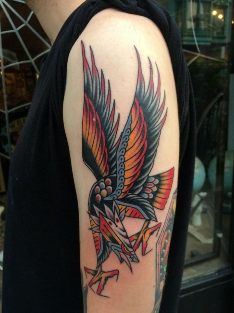 tatuering-på-överarmen-örn-abstrakt-färgglada-moderna-fågelvingar