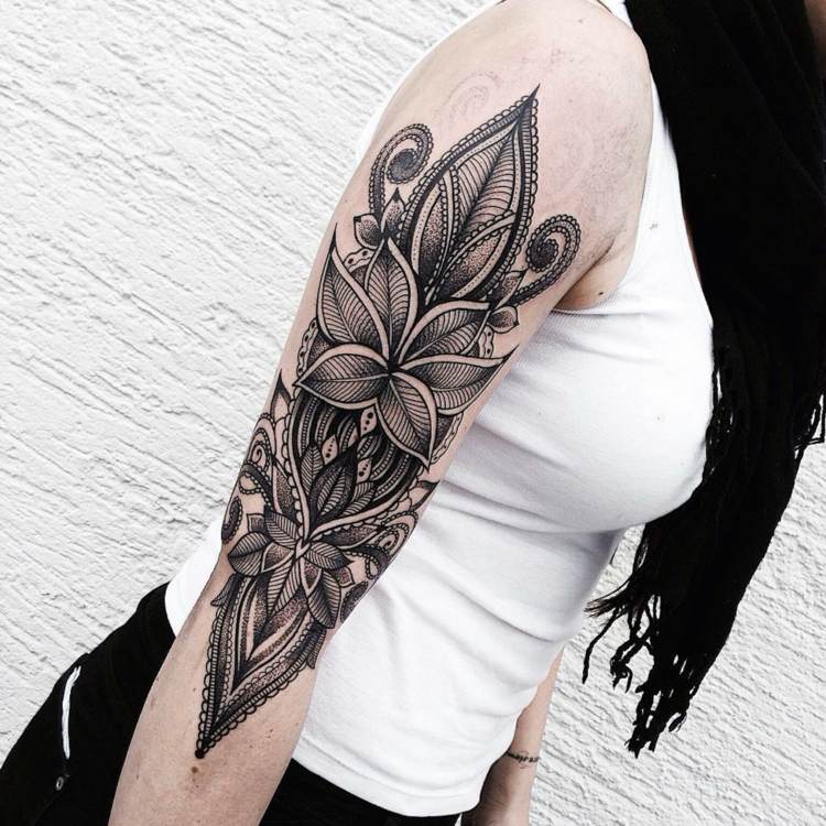 tatuering på överarmen motiv-orientalisk-indisk-blomning-kvinnor-tatuering
