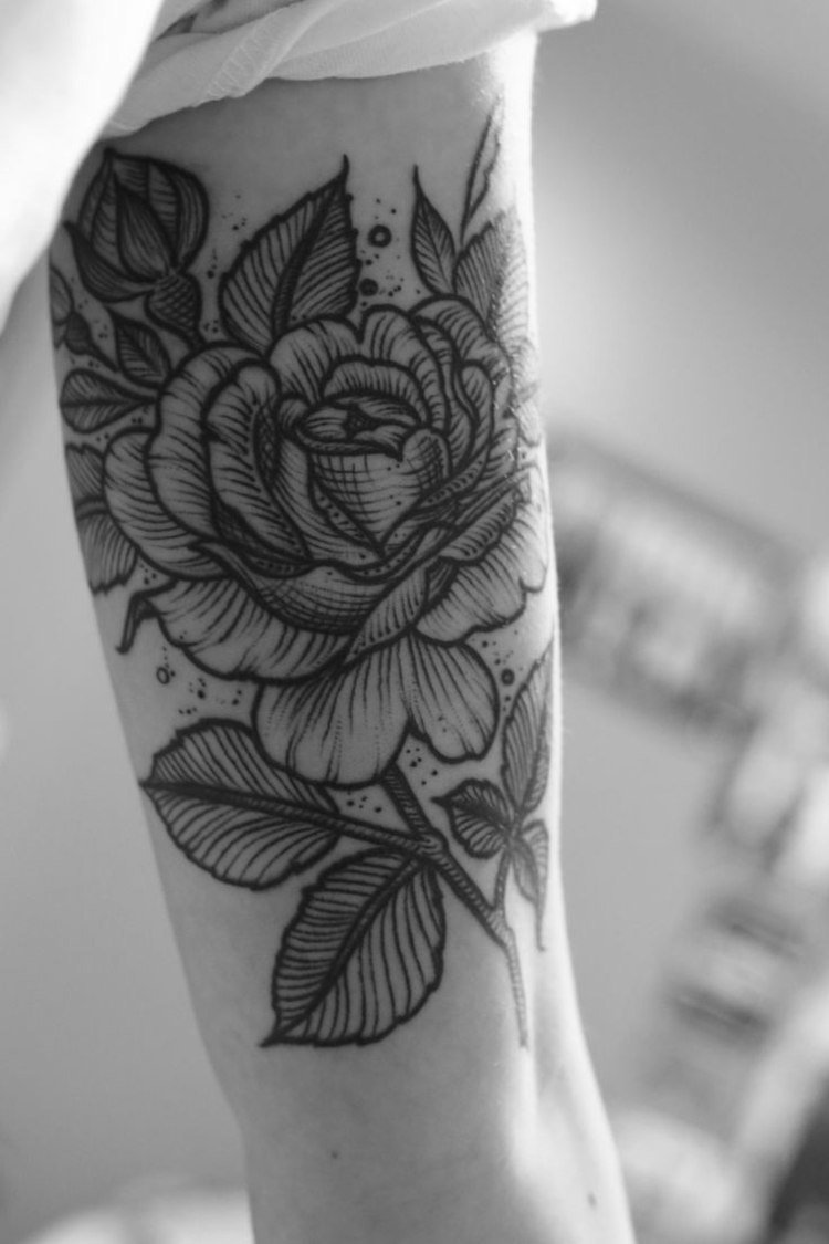 tatuering-på-armen-ros-blomma-svart-vit-skiss