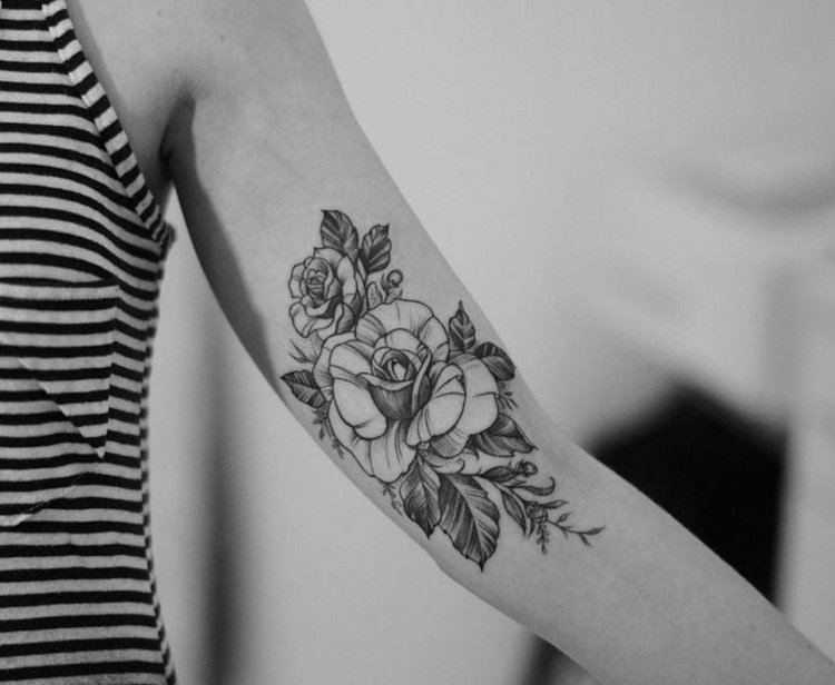 tatuering-på-överarmen-ros-mode-svart-färg-blommor-damer