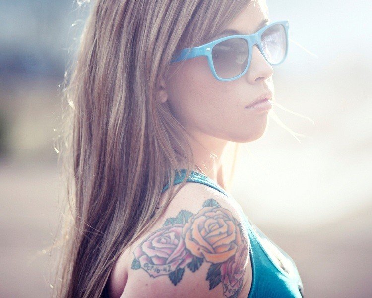 Tatuering-överarm-idéer-rosor-design-kvinnor