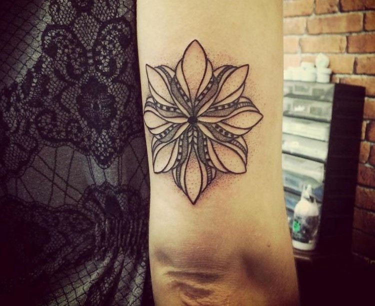 Tatuering-överarm-blomma-rynka-teknik-idéer