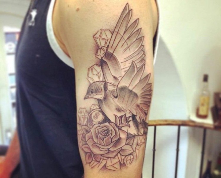 Tatuering-överarm-idéer-män-fåglar-blommor