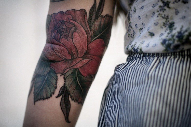 Tatuering-överarm-motiv-idéer-ros-röd