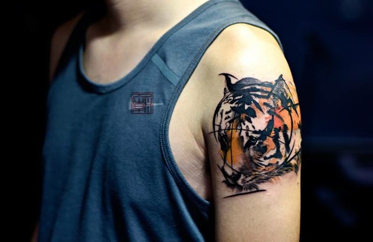 Tatuering överarm tiger motiv män idéer