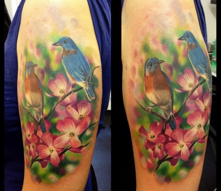Tatuering-överarm-idéer-blommor-fåglar-kvinnor