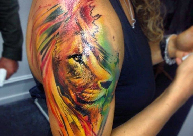 Tatuering överarm Leo stjärntecken akvarellteknik