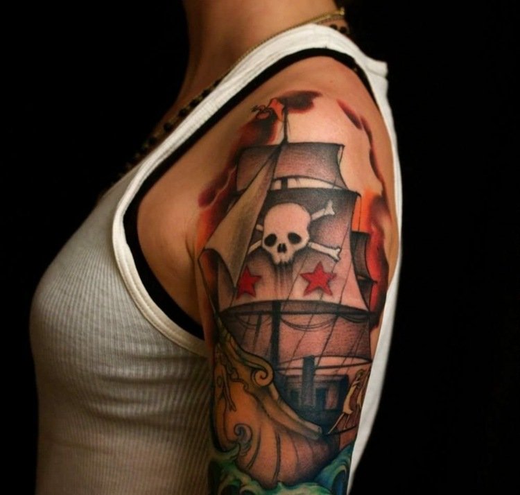 Tatuering överarmskalle piratmotiv idéer