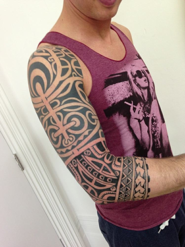 Tatuering övre armen tribal maorimotiv män