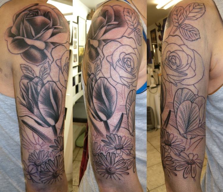 Tatuering-överarm-motiv-ros-orkidé-svart