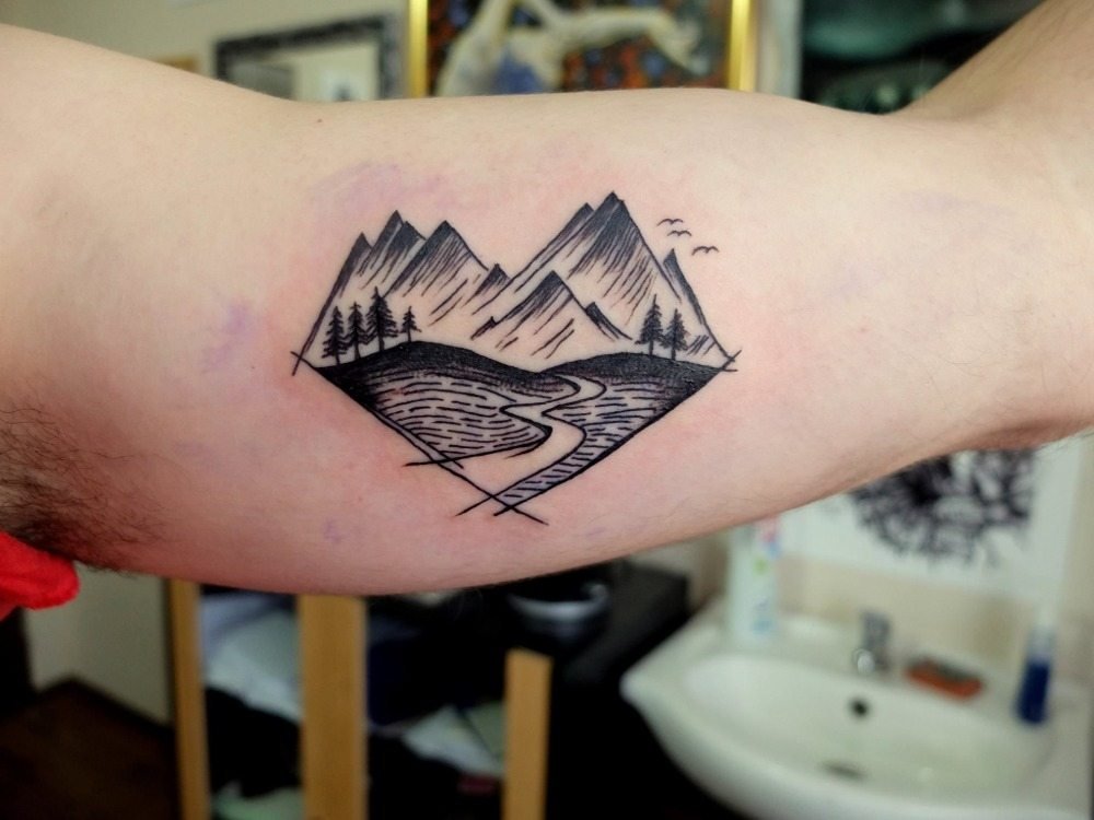 resetatuering för män liten design med berglandskap minimalistisk tatuering