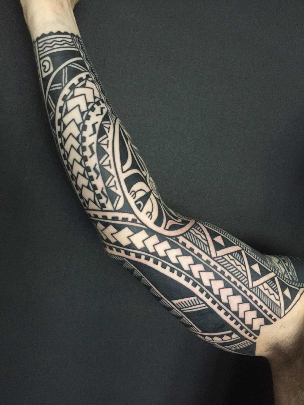 tribal tatueringsärmar med svart bläck från underarm till armhålan