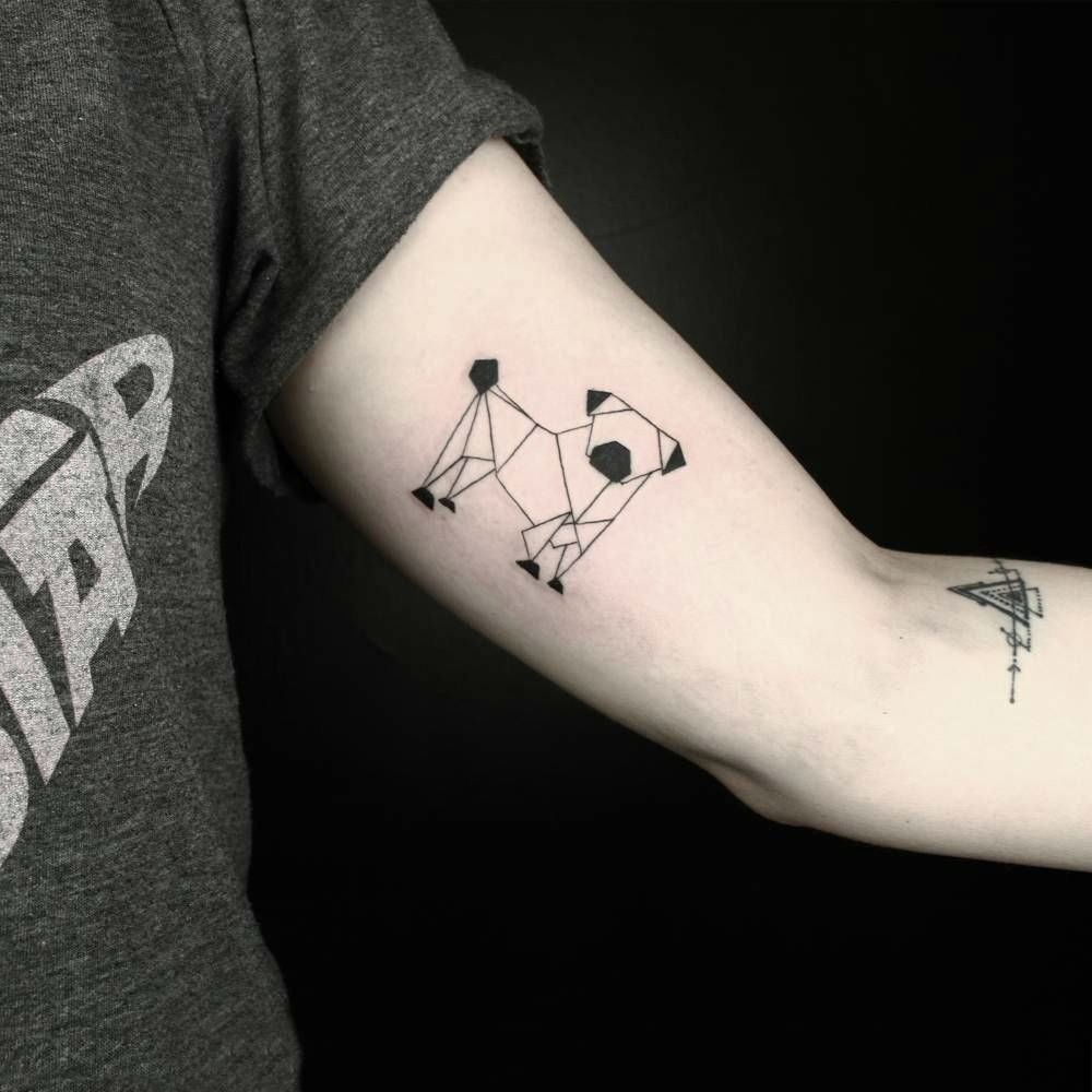 geometrisk figur av hundtatuering överarm inuti mannen som en liten tatuering