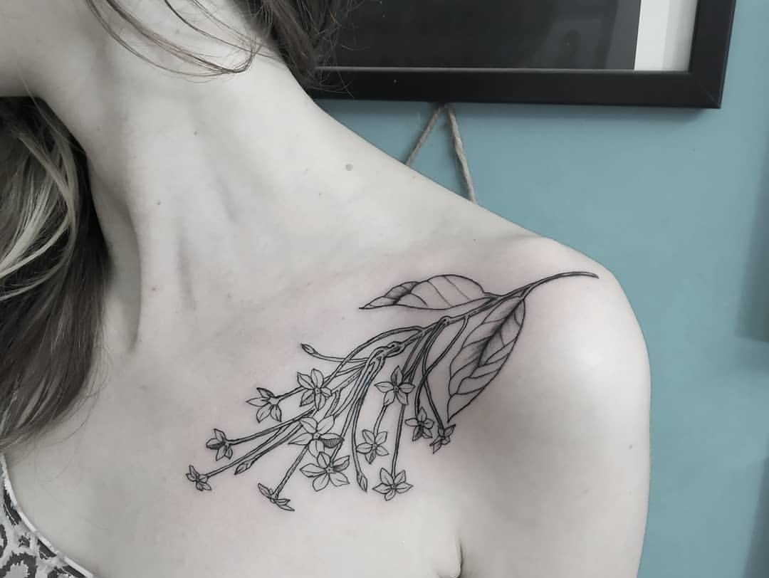 Tatueringstrender kvinnor blommor tatuering design på axelvärk