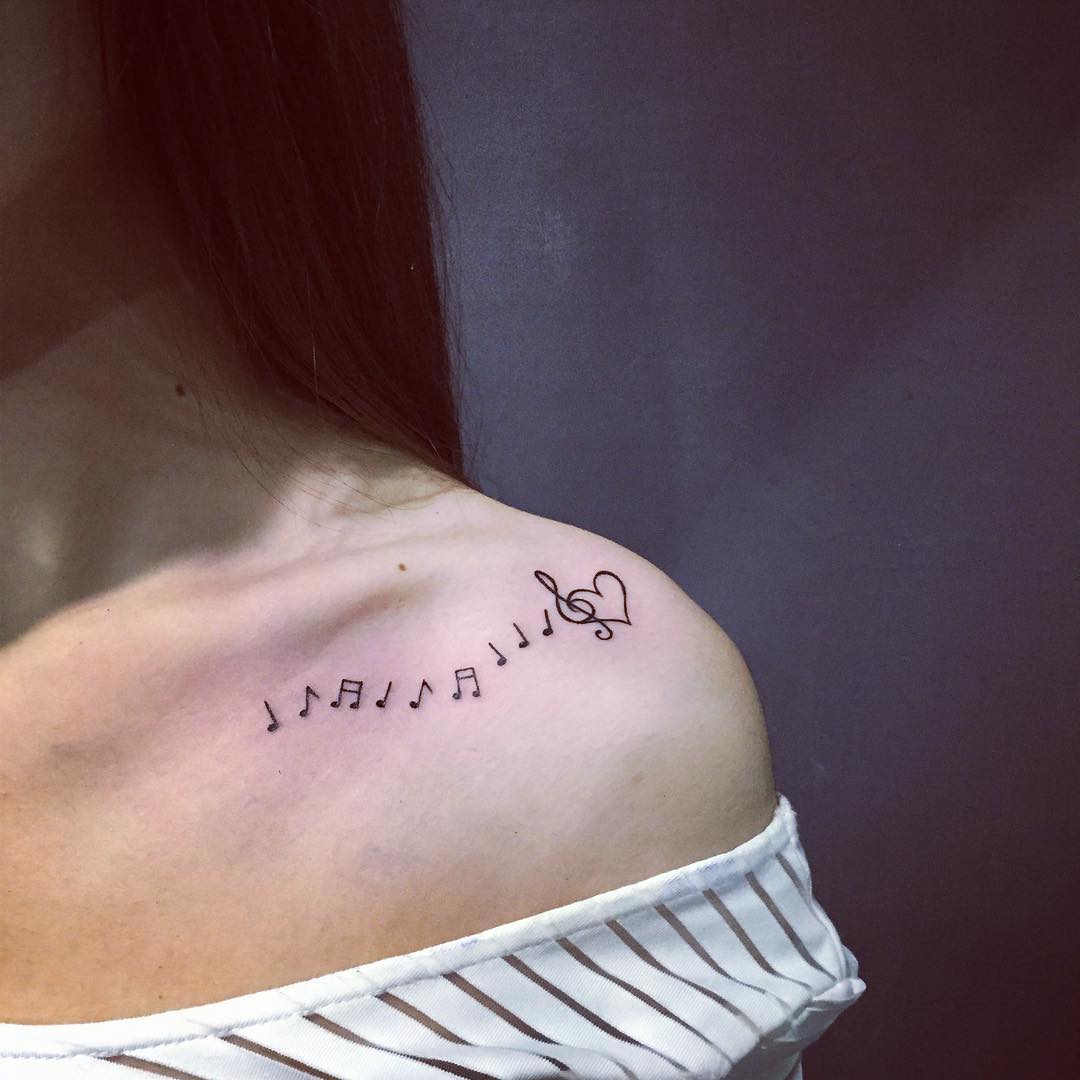 Nyckelbenet Tatuering Musik Anteckningar Tatuering Design Betydelseidéer Kvinnor