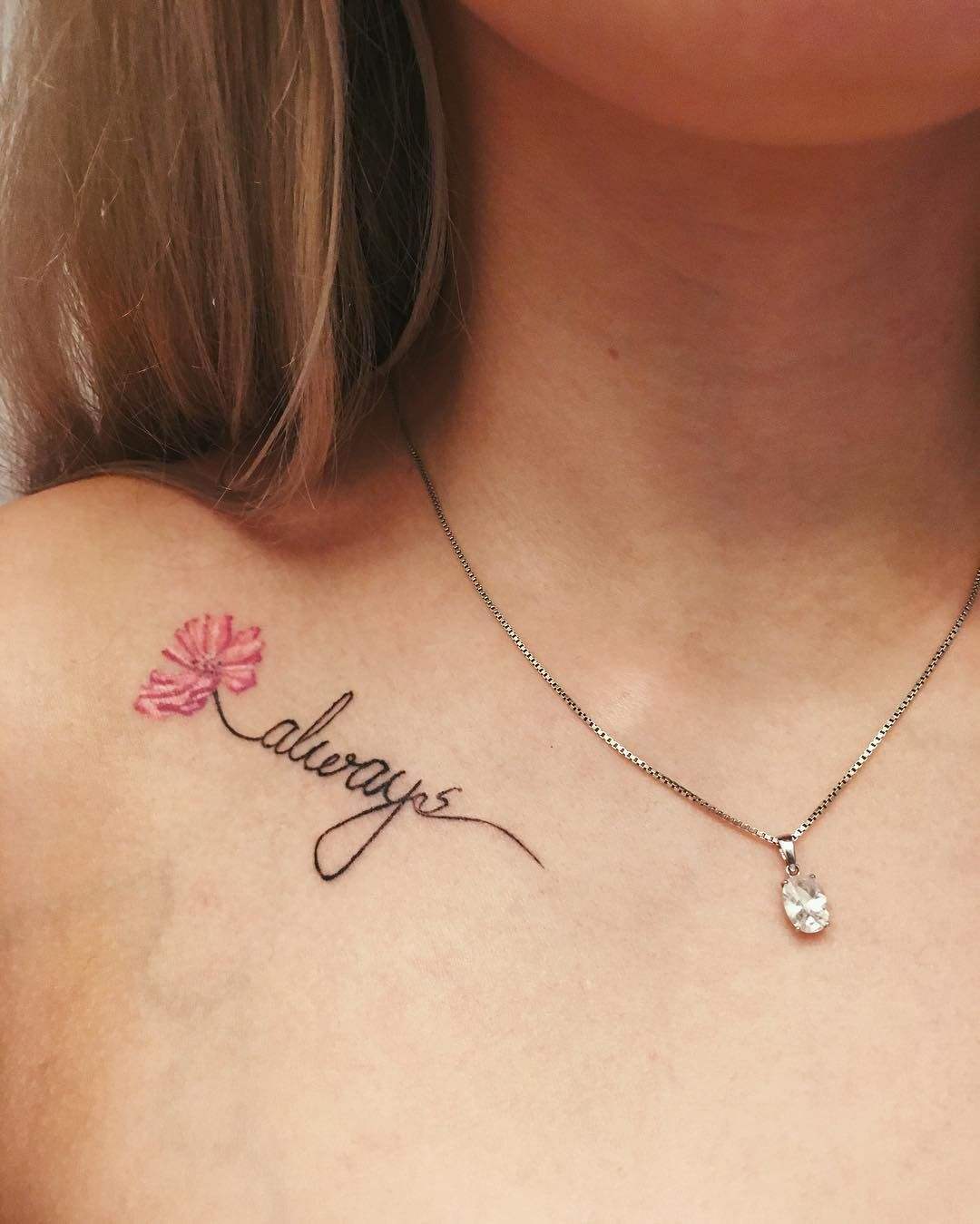 Nyckelbenet tatuering små bokstäver med blomma tatuering design kvinnor