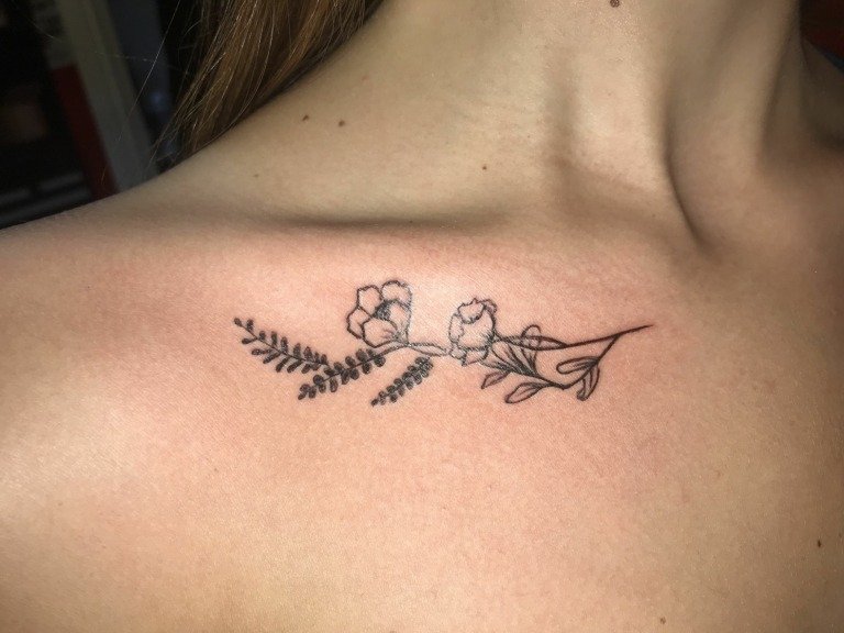 Tatuering nyckelben små blommor tatuering design idéer trender